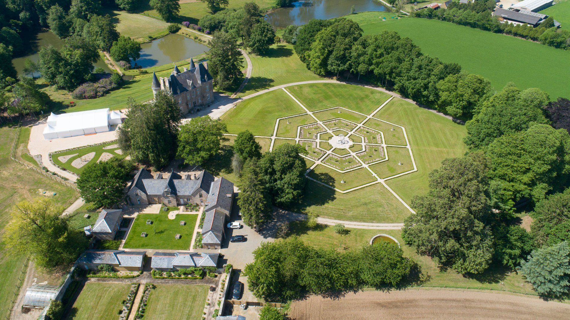 Vue aérienne du domaine du Château de la Vieuville