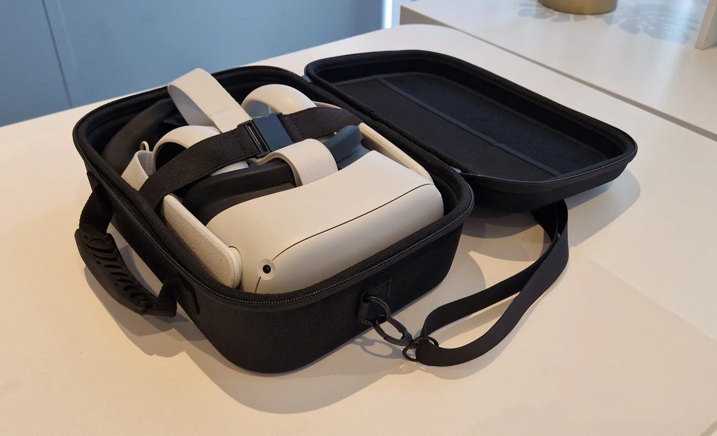 Casque de réalité virtuelle rangé dans sa mallette de transport